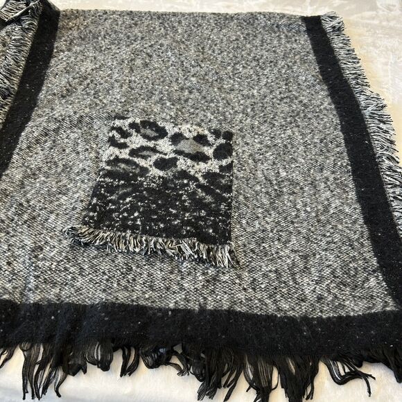 Steve Madden Women's Ruana Wrap One Size Black Kimono Pockets Fringed NWT - Picture 2 of 7